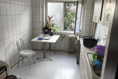 Apartament cu 3 camere decomandat în Drumul Taberei