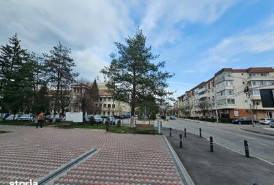 Apartament cu 4 camere decomandat în Central