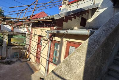 Casă individuală cu 2 camere cu Teren 110 Mp în Central