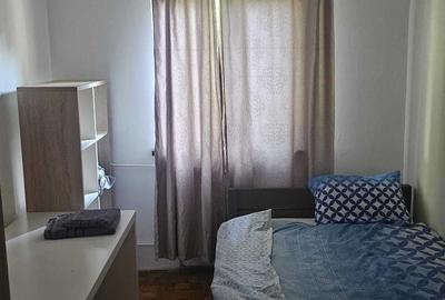 Apartament cu 3 camere semidecomandat în Craiovița Nouă