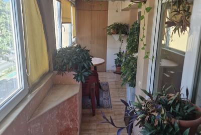 Apartament cu 4 camere decomandat în Trocadero