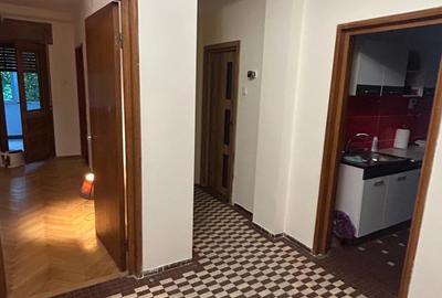 Apartament cu 3 camere semidecomandat în Cotroceni