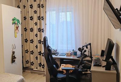 Apartament cu 3 camere semidecomandat în Micro 6