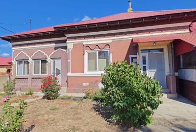 Casă cu 4 camere în Calomfirești