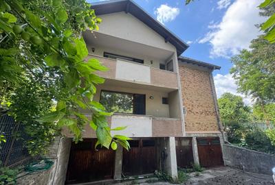 Apartament cu 4 camere decomandat în Central - 1