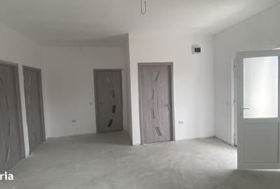 Casă cu 4 camere în Lumina
