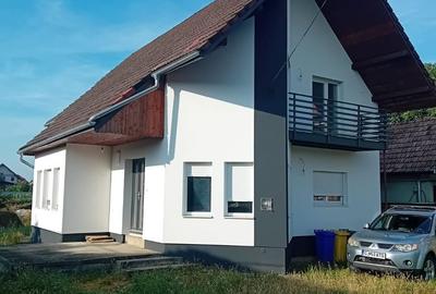 Casă cu 4 camere în Mihai Viteazu
