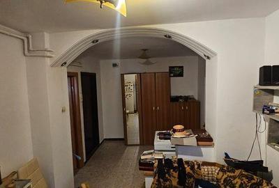 Apartament cu 3 camere în Micro 6