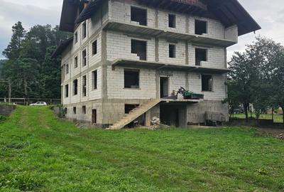 Casă cu 4 camere în Vama