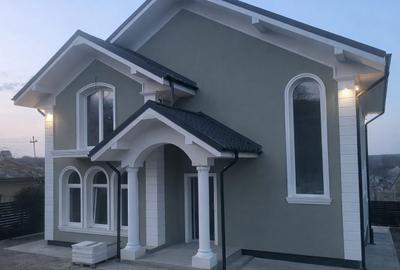 Casă individuală cu 5 camere cu Teren 500 Mp în Central