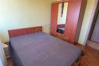 Apartament cu 4 camere semidecomandat în Calea București