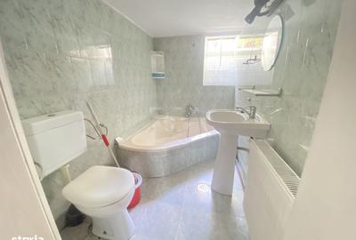 Apartament cu 3 camere semidecomandat în Regina Elisabeta