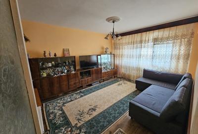 Apartament cu 3 camere decomandat în Exterior Vest