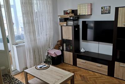 Apartament cu 2 camere semidecomandat în Craiovei