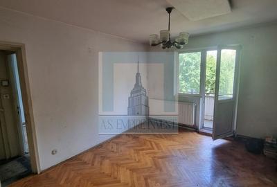 Apartament cu 3 camere semidecomandat în Vlahuță