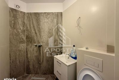 Apartament cu 3 camere în Plopi