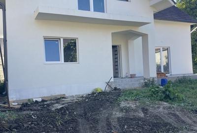 Casă cu 4 camere în Decebal
