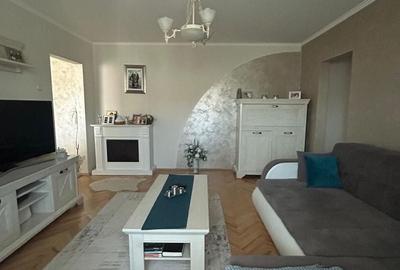 Apartament cu 3 camere semidecomandat în Central - 1