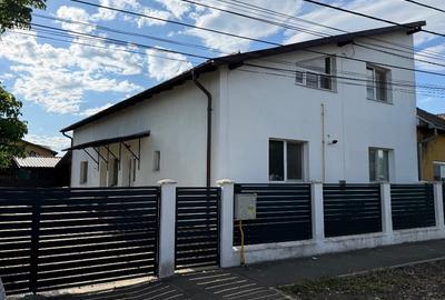 Casă individuală cu 6 camere cu Canalizare în Est