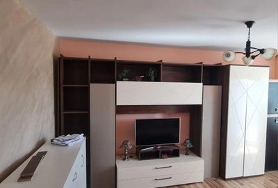 Apartament cu 3 camere decomandat în Metalurgie