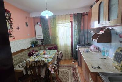 Apartament cu 3 camere decomandat în Mioriței