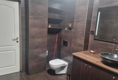 Apartament cu 3 camere semidecomandat în Florești