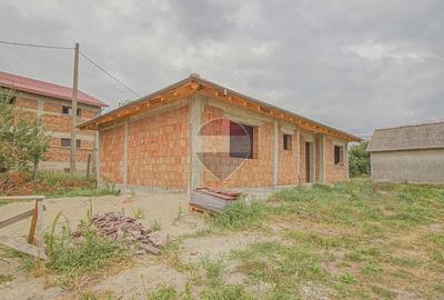 Casă cu 4 camere cu Teren 365.5 Mp în Hălchiu