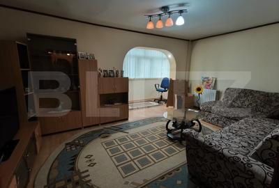 Apartament cu 3 camere decomandat, mobilat în Rovine