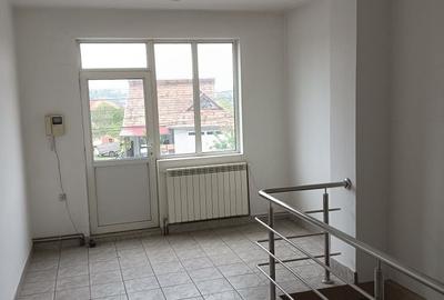 Casă cu 4 camere cu Teren 1000 Mp în Central