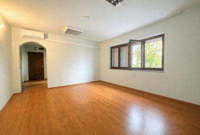 Apartament cu 3 camere semidecomandat în Aradului