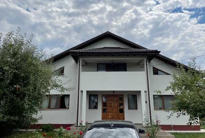 Casă cu 4 camere în Dumbrava