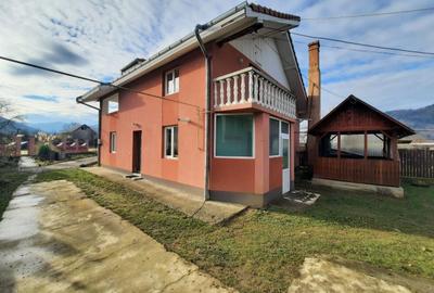 Casă cu 4 camere cu Garaj în Alexandru cel Bun