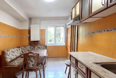 Apartament cu 4 camere decomandat în Noua