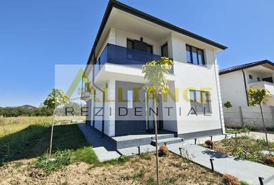 Casă individuală cu 4 camere cu Canalizare în Berceni