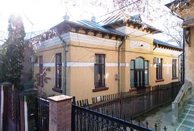 Casă cu 4 camere cu Teren 435 Mp în Central