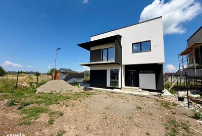 Casă cu 4 camere în Noua