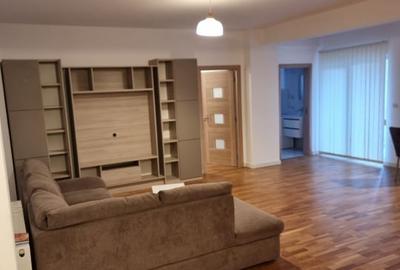Apartament cu 3 camere decomandat, mobilat în Central