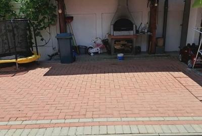 Casă individuală cu 5 camere cu Canalizare în Central - 1
