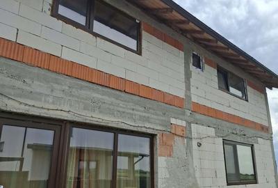 Casă cu 4 camere în Bradu