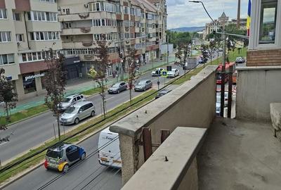 Apartament cu 4 camere decomandat în Central