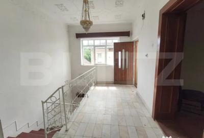 Casă cu 4 camere cu Teren 1100 Mp în Central