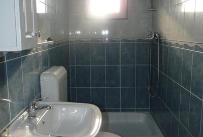 Apartament cu 3 camere decomandat în Tractorul