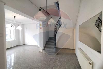 Casă individuală cu 7 camere cu Teren 212 Mp în Eminescu