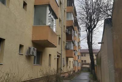 Apartament cu 3 camere semidecomandat în Girocului - 1