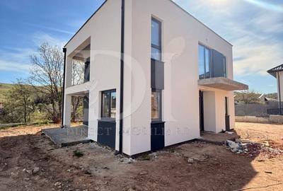 Casă cu 4 camere cu Teren 400 Mp în Luna