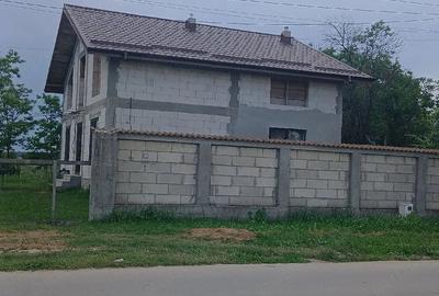 Casă cu 8 camere în Poiana - 1