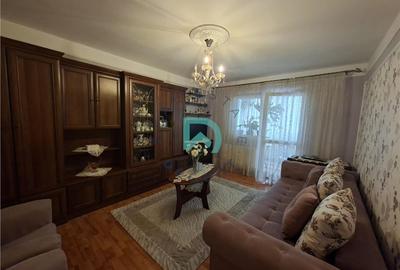 Apartament cu 3 camere decomandat în Astra