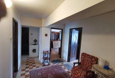 Apartament cu 3 camere decomandat în Sărari