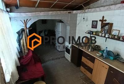 Casă cu 4 camere nedecomandat în Central