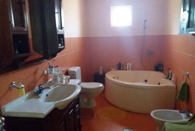 Casă cu 4 camere în Coroi